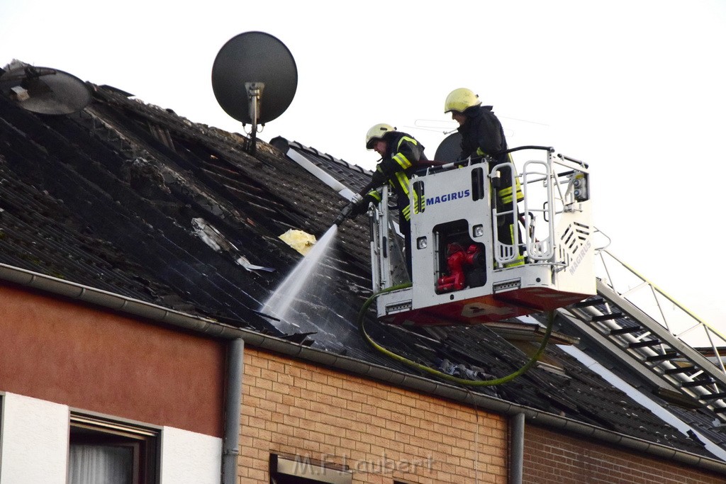 Feuer 2 Vollbrand Reihenhaus Roggendorf Berrischstr P215.JPG - Miklos Laubert